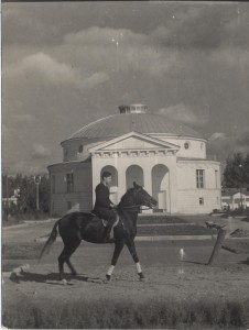 Алексеев Ю.Б. в ВСХВ работает лошадь под седлом