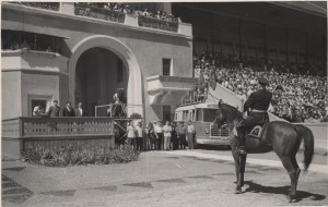 Юрий Борисович Алексеев главный судья, принимает парад открытия в г.Фрунзе игр ССР 1963г